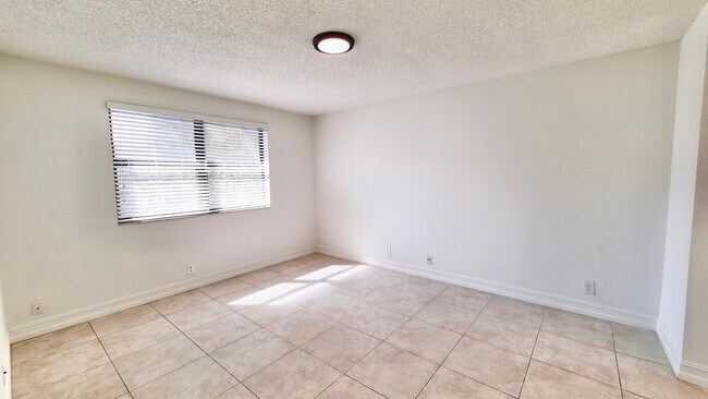Building Photo - 501 Racquet Club Rd