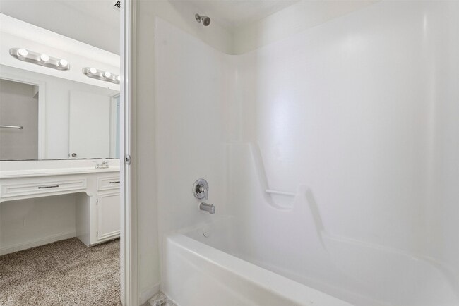 Building Photo - 16014 Southampton Dr