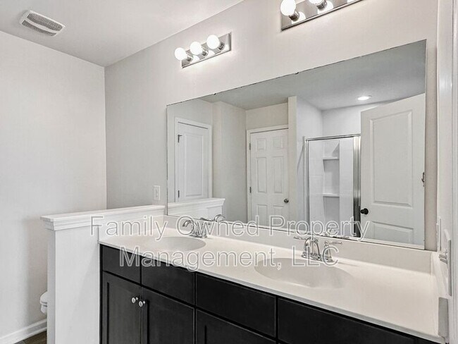 Building Photo - 133 Wild Holly Dr