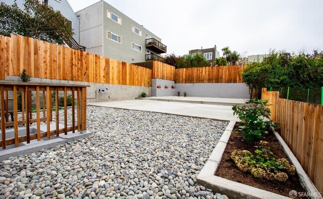 Building Photo - 2825 Golden Gate Ave