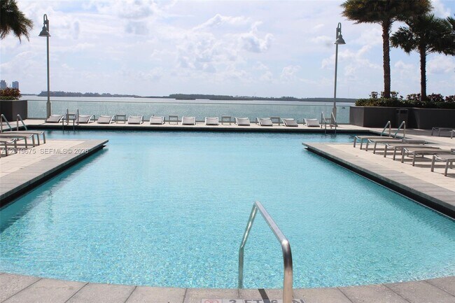 Building Photo - 1155 Brickell Bay Dr
