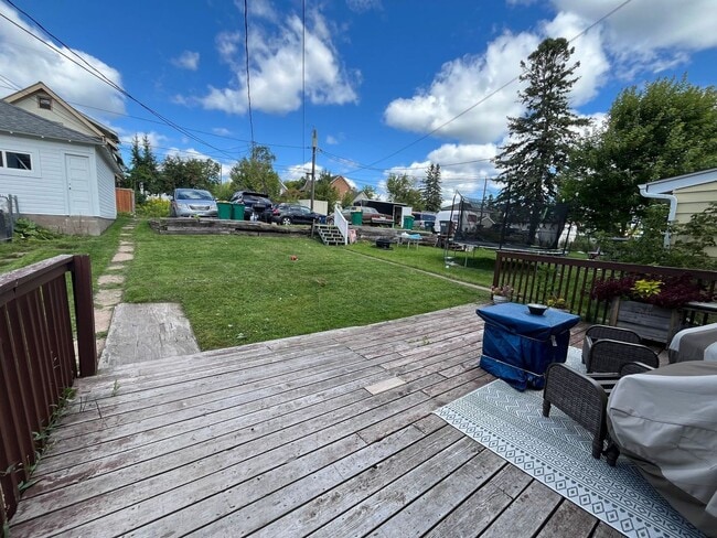 Building Photo - 3+ Bedroom / 2 Bath Single Family Home!