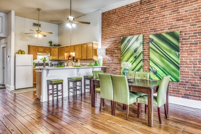 Building Photo - 112 E Alamo St