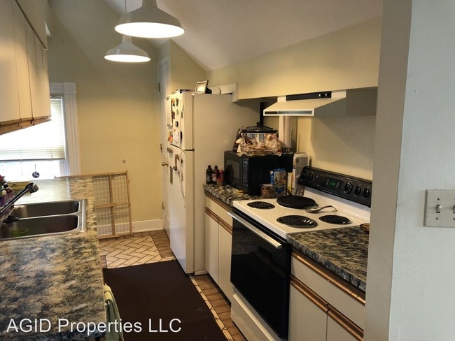 Building Photo - 2128 Alpine Pl