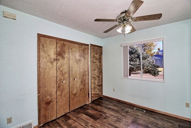Building Photo - 2 Bed 1 Bath Apartment in Well Maintained Neighborhood!