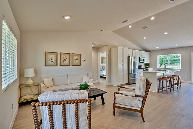 Building Photo - 3 MONTHS FREE RENT! 3/2 in Hawthorne