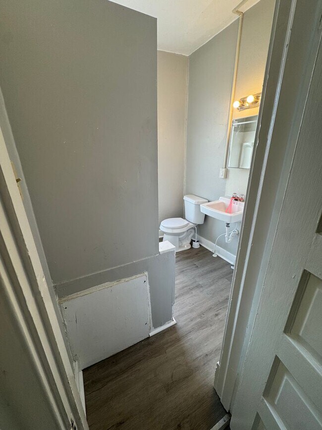 Building Photo - 810 Amity St