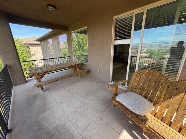 Building Photo - Highly Desirable Lakota Ridge!