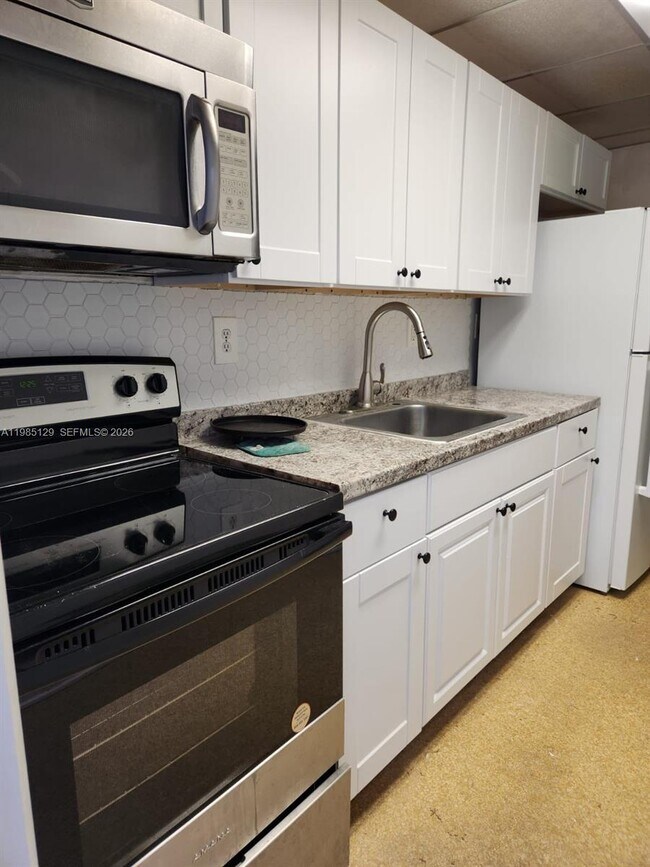 Building Photo - 1450 NE 170th St