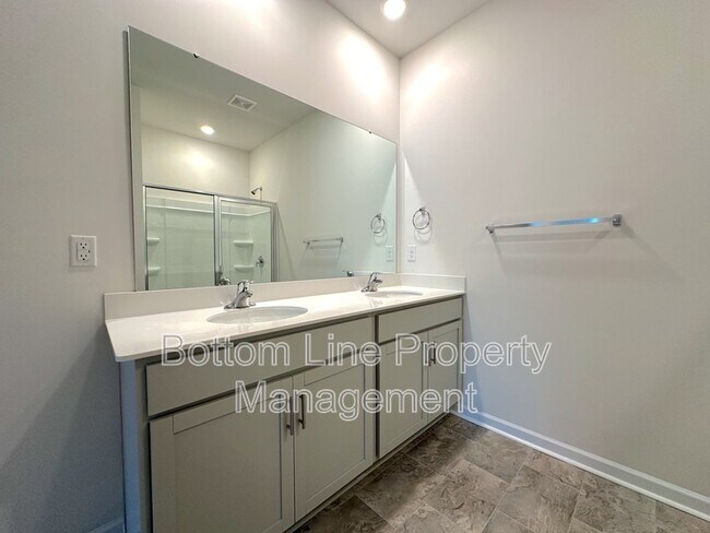 Building Photo - 211 Dogwood Crk Dr