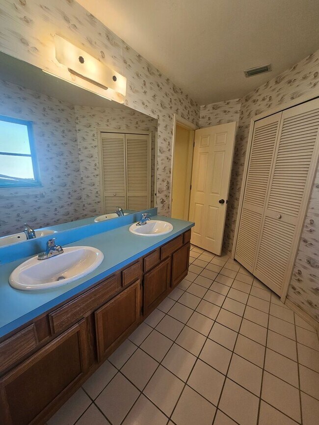 Building Photo - 3/2/2 Annual Rental available with lawn care included!!