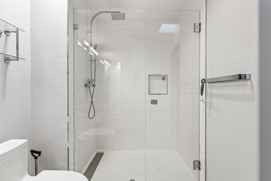 Building Photo - 4060 Glencoe Ave