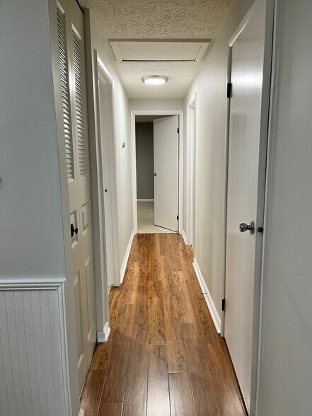 Building Photo - 12411 Hickory Tree Way