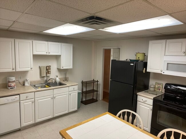 Kitchen (dishwasher not in view) - 604 S Oakwood Ave