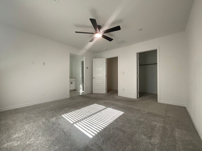 Building Photo - 3-bedroom townhome, 2cg, gated community