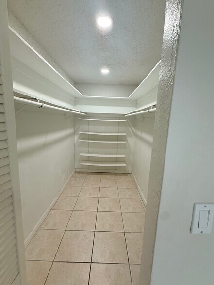 Building Photo - 9611 SW 77th Ave