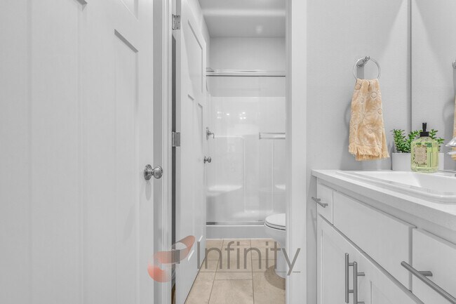 Building Photo - 8943 SW Vermillion Dr