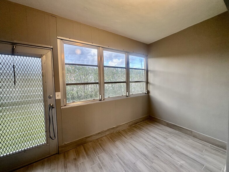 Building Photo - 1113 Lake Ter