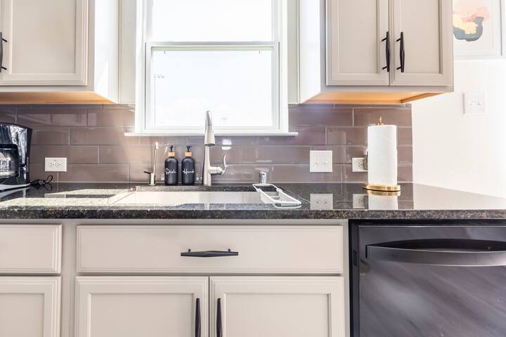 Building Photo - 528 Bronze Forest Dr