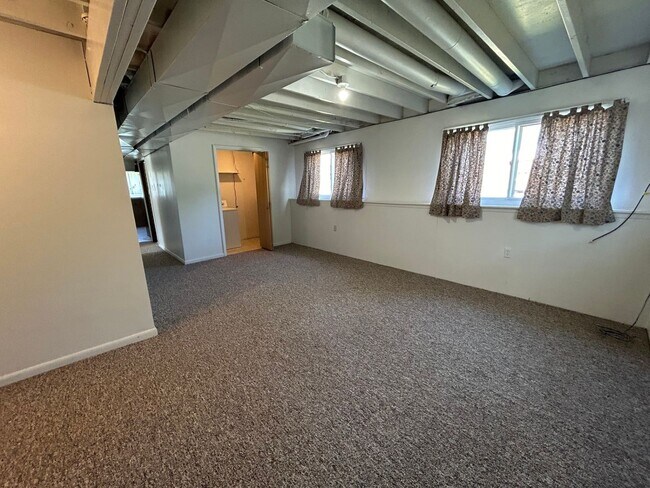 Building Photo - 5 Bed 2 Bath Home with 2 Car Attached Gara...