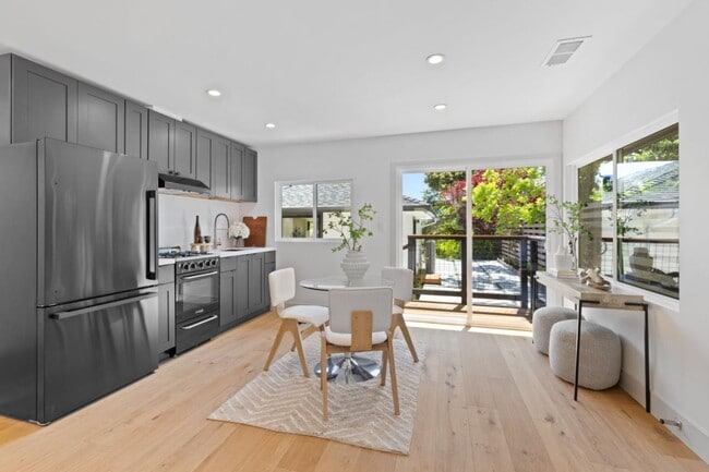 Building Photo - 810 W California Way