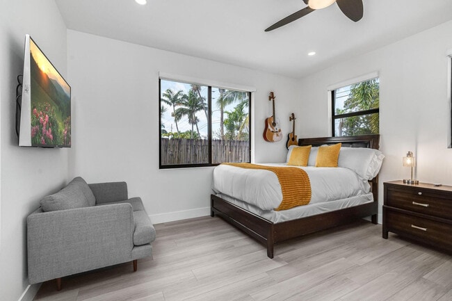 Building Photo - 826 SW 14th Ct