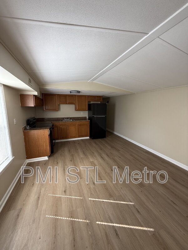 Building Photo - 747 Cunningham Ave