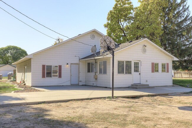 Building Photo - Dewey Duplex
