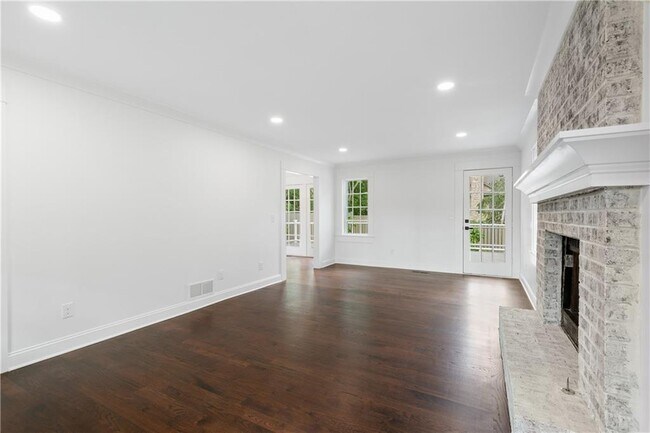 Building Photo - 1296 Hilton Dr