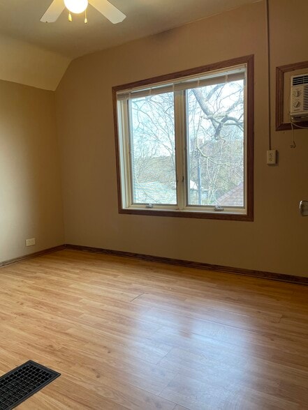 Building Photo - 1042 Main St