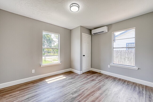 Building Photo - 6715 Victoria St