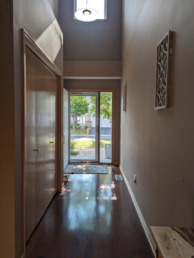 Building Photo - 10857 S Shore Dr