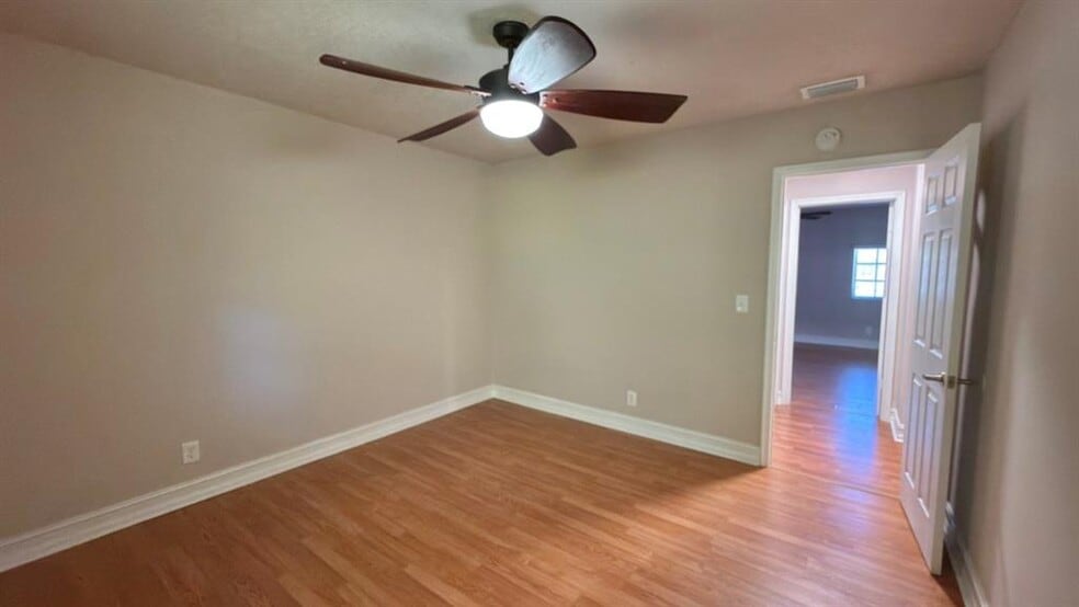 Building Photo - 3064 Riverside Dr