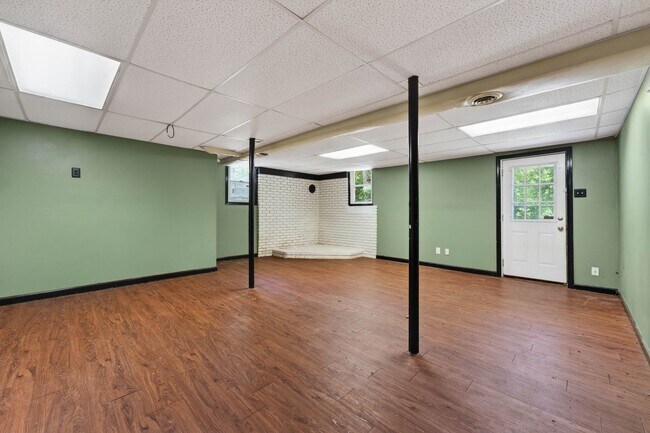 Building Photo - 3 Bedroom Pet Friendly Home For Rent Near Heritage Park!