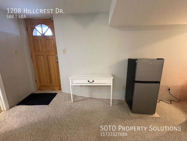 Building Photo - 1208 Hillcrest Dr