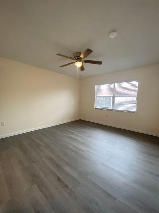 Building Photo - NEWLY RENOVATED 2 BED 2 BATH CONDO NEAR UC...