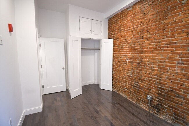 Building Photo - 134 Warren St