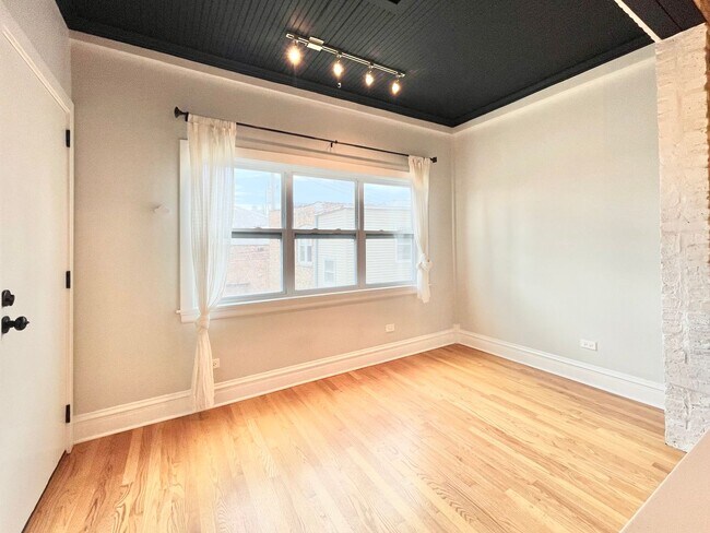 Building Photo - 2652 N Harding Ave