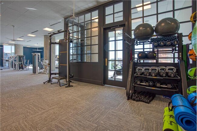 Building Photo - 702 E 11th St