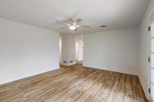 Building Photo - 3 Bedroom, 1.5 Bath Beauty!