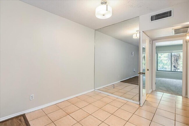Building Photo - 505 W 7th St