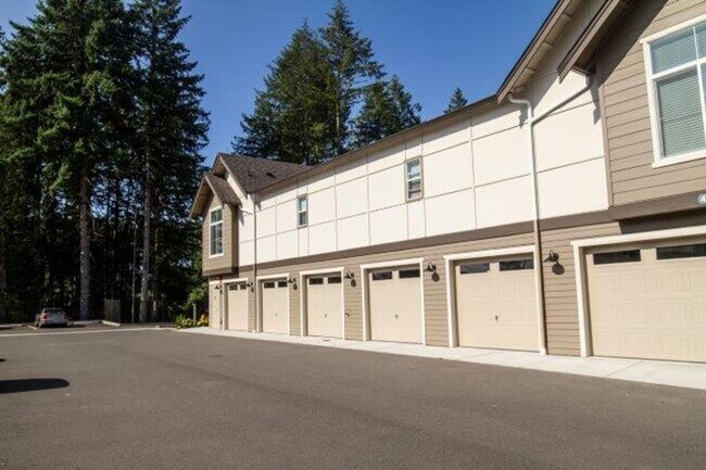 Building Photo - 1 bedroom Townhome with attached garage