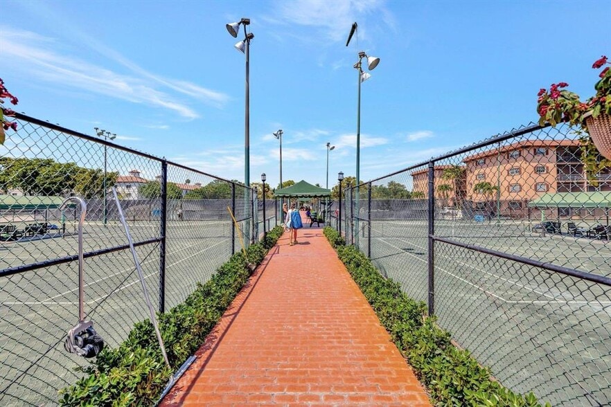 Building Photo - 660 Tennis Club Dr