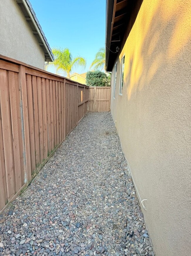 Building Photo - Single Story 3 bed home with office for Re...
