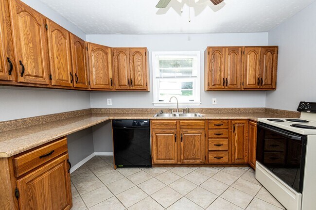 Building Photo - Charming 2-Bed, 1-Bath House in Prime Sout...