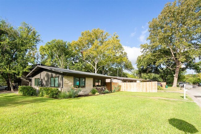 Building Photo - 301 Irma Dr