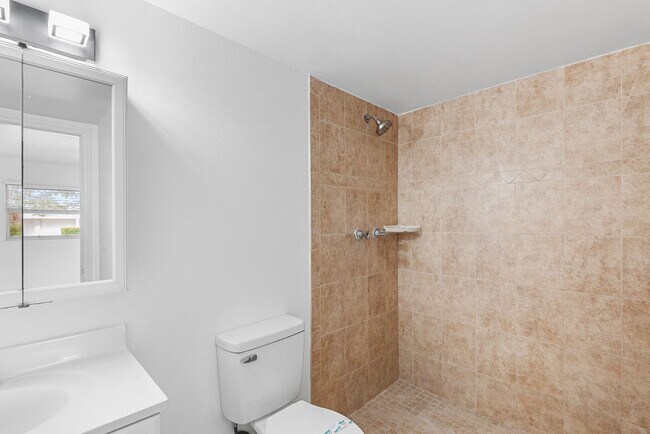 Building Photo - ST PETE APARTMENT FOR RENT!!