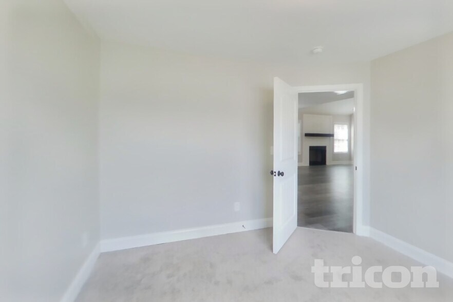 Building Photo - 492 Woodtrace Dr