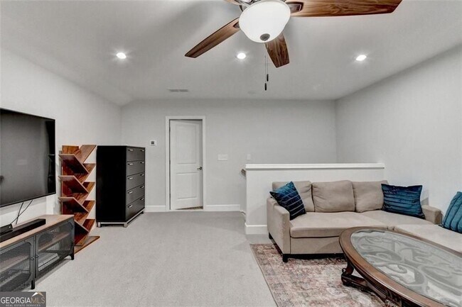 Building Photo - 811 Pineberry Ct