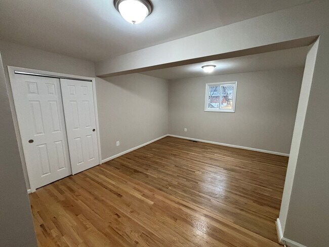 Building Photo - 4 Bedroom 3 Full Bathrooms Newly Renovated...